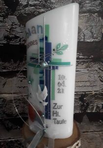 Taufkerze  "Kreuz mit Blütenranke" mint & blau mit Foto – Bild 3