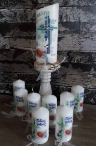 Taufkerze  "Kreuz mit Blütenranke" mint & blau mit Foto – Bild 2