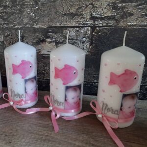 Taufkerze "Fisch" rosa & weiß auf Rustikkerze – Bild 4