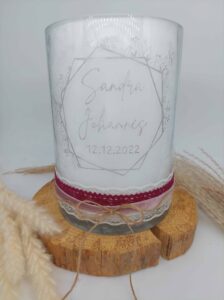 Kerze im Glas mit Gravur "Hexagon verspielt" – Bild 4
