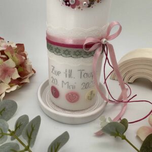 Taufkerze "Blütenkranz" rosa & brombeer – Bild 2