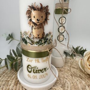 Taufkerze "Greenery" olivegrün &  Löwe – Bild 3
