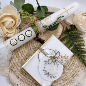 Taufkerze "Greenery" olivegrün &  Symbole – Bild 3