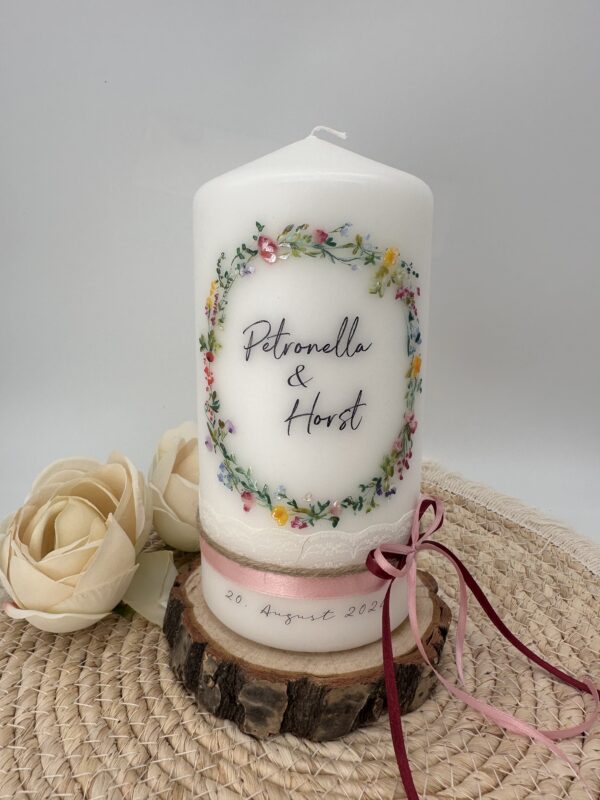 Hochzeitskerze "Wiesenblumenkranz" zarte Blüten
