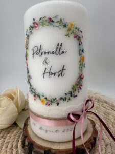 Hochzeitskerze "Wiesenblumenkranz" zarte Blüten – Bild 4
