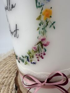 Hochzeitskerze "Wiesenblumenkranz" zarte Blüten – Bild 3