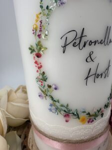 Hochzeitskerze "Wiesenblumenkranz" zarte Blüten – Bild 2