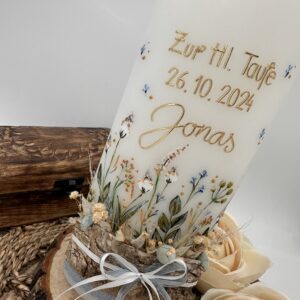Taufkerze "Blumenwiese" mit Holzelement – Bild 4