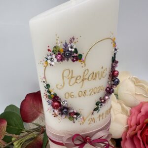 Taufkerze "Flowerheart" brombeer & lila – Bild 2