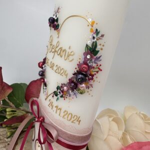 Taufkerze "Flowerheart" brombeer & lila – Bild 3
