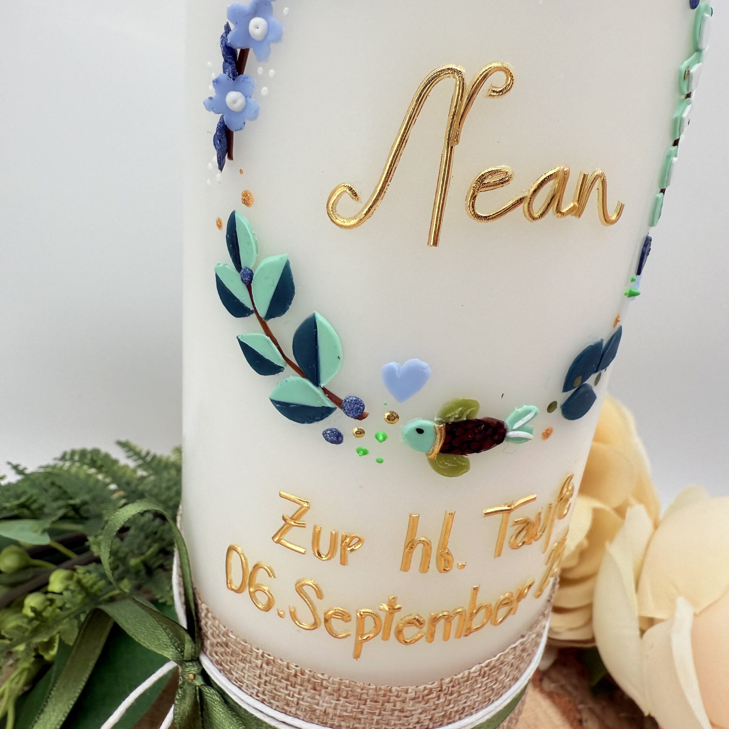Taufkerze "Blätterkränzchen" blau & grün – Bild 4