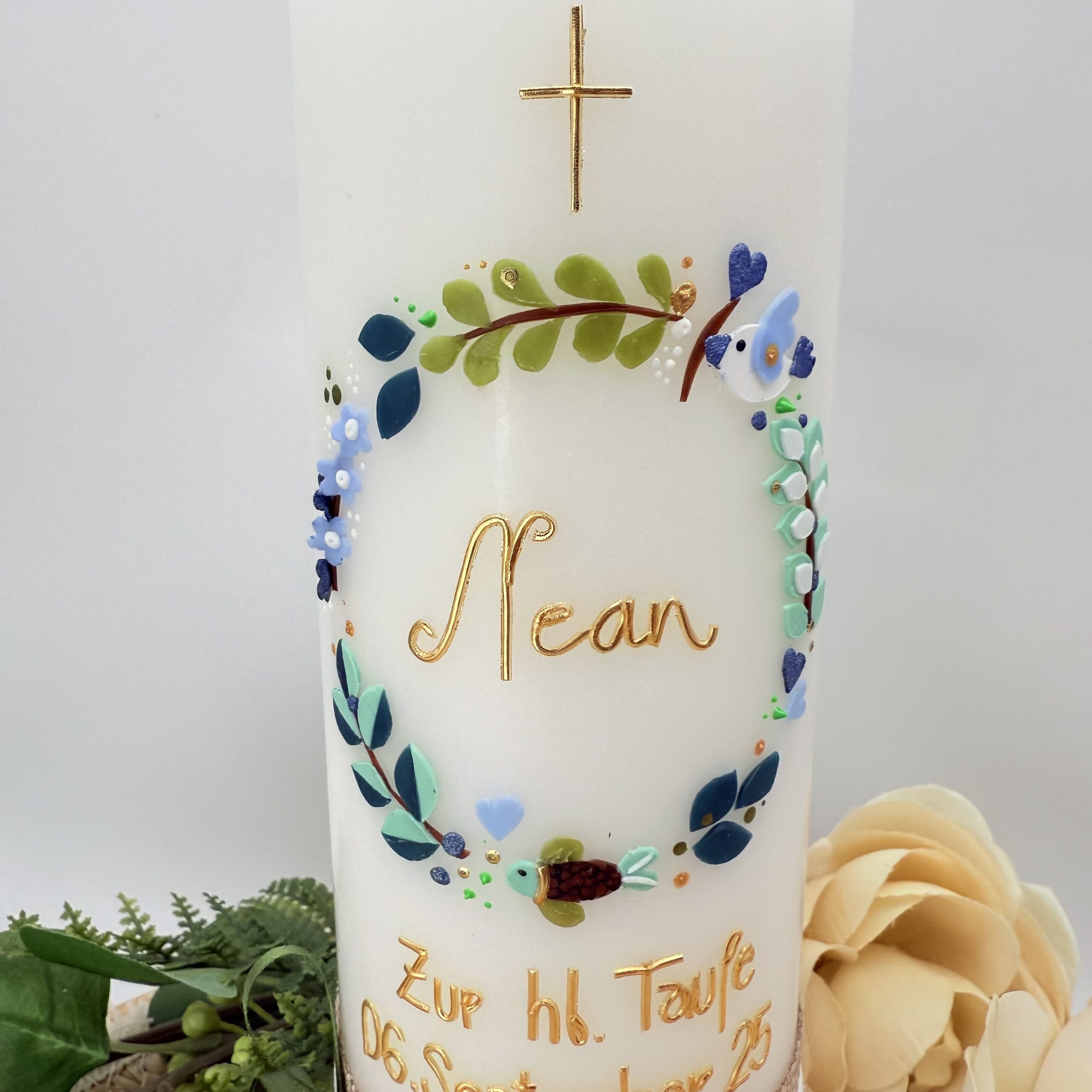 Taufkerze "Blätterkränzchen" blau & grün – Bild 5