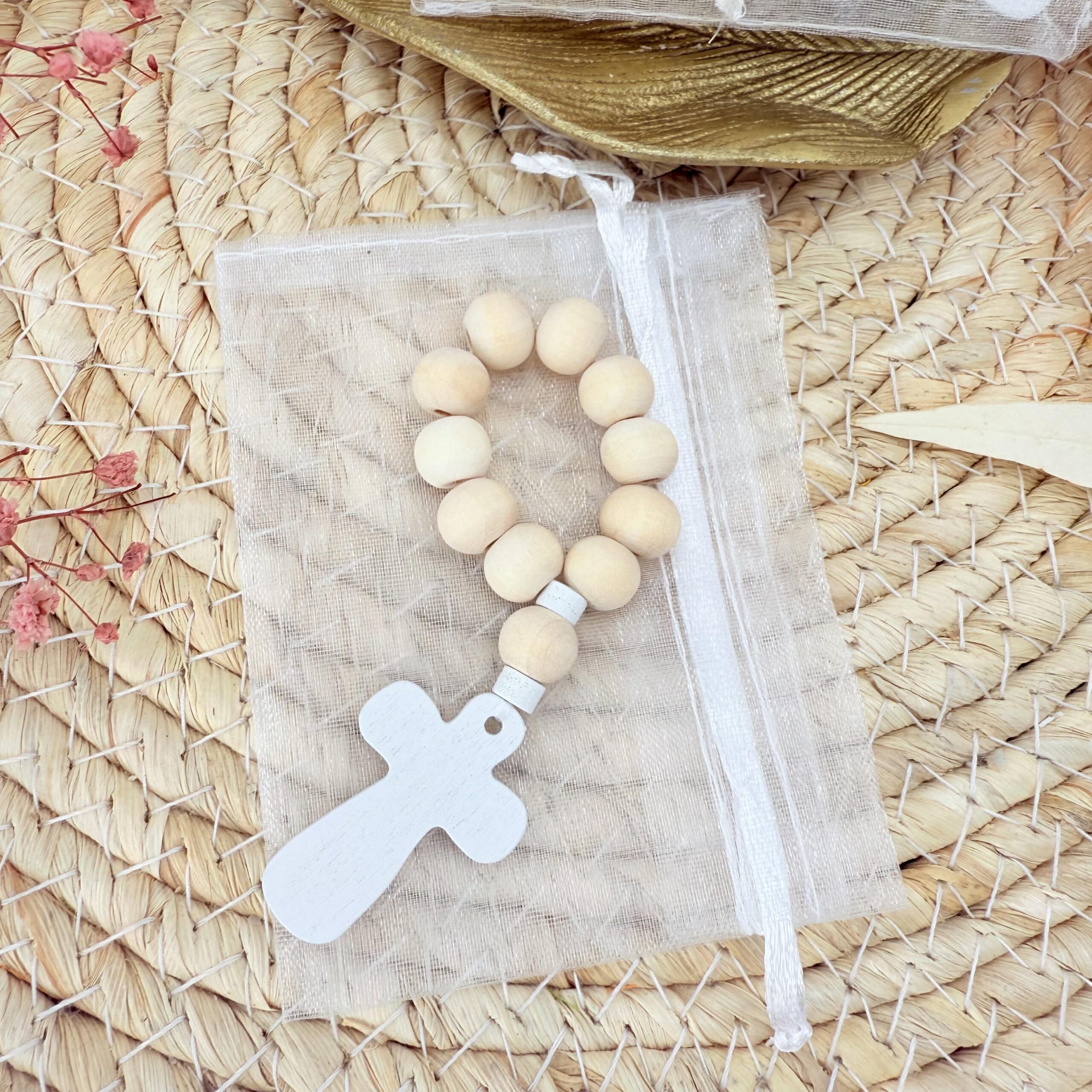 Kreuz mit Holzperlen