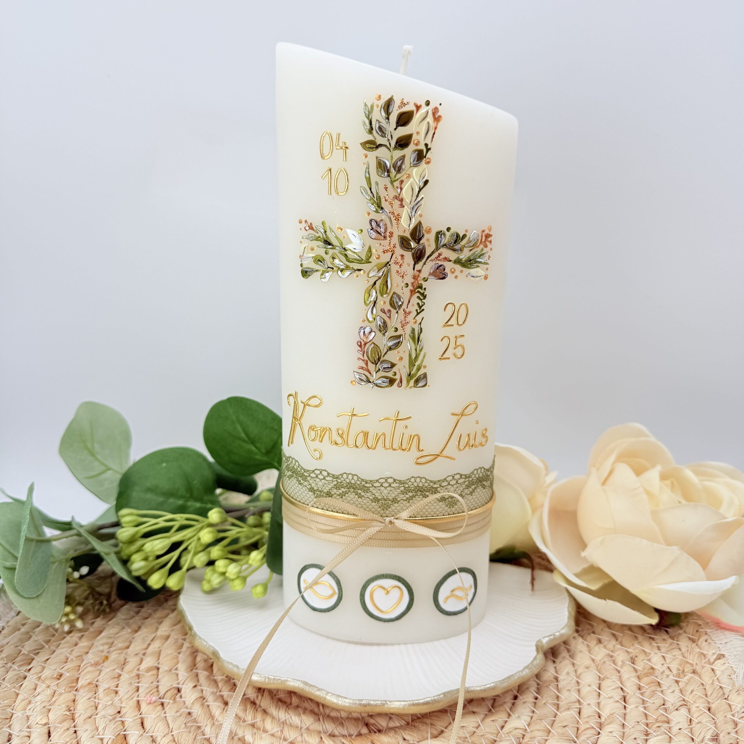 Taufkerze "Blätterkreuz" olive & natur – Bild 5