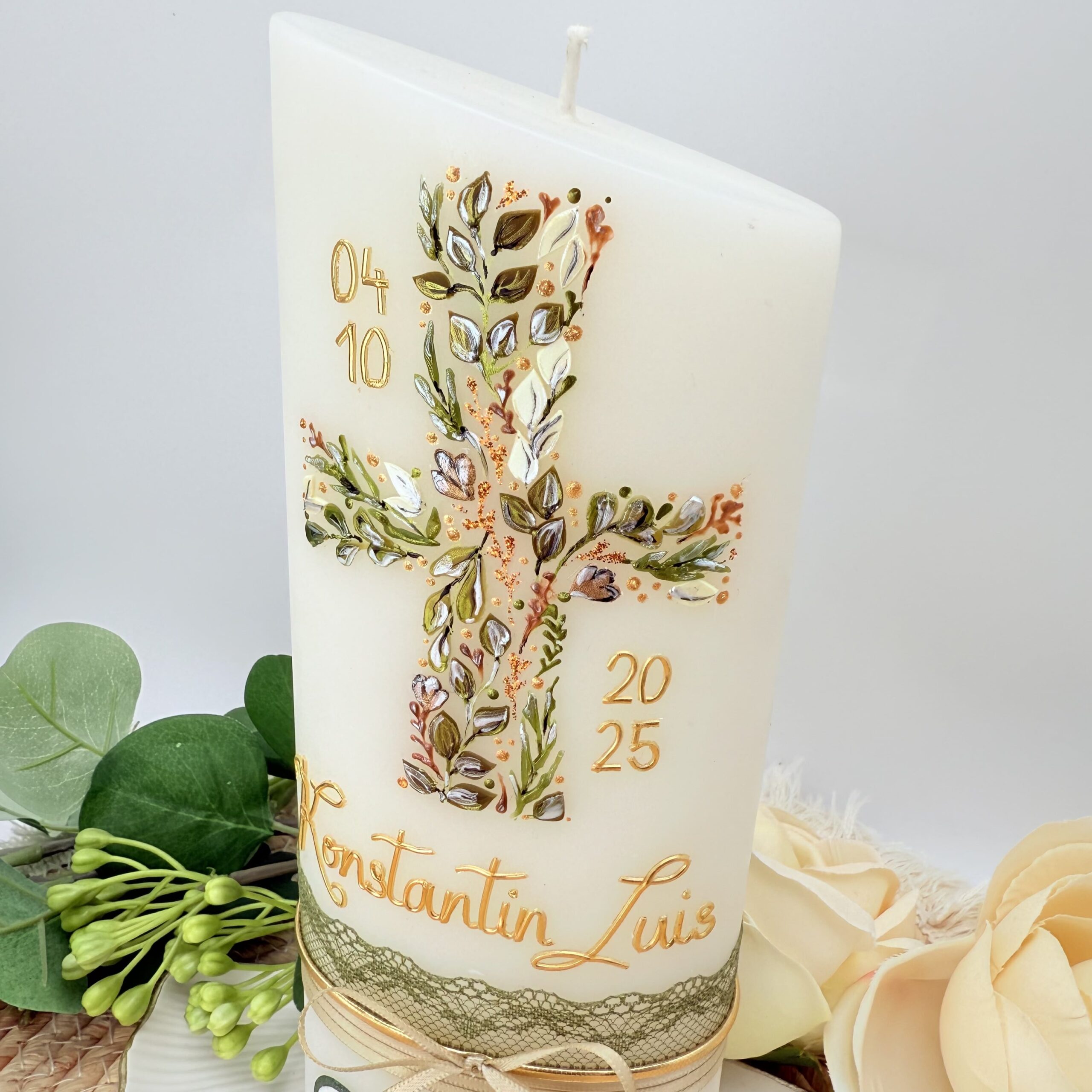 Taufkerze "Blätterkreuz" olive & natur – Bild 3