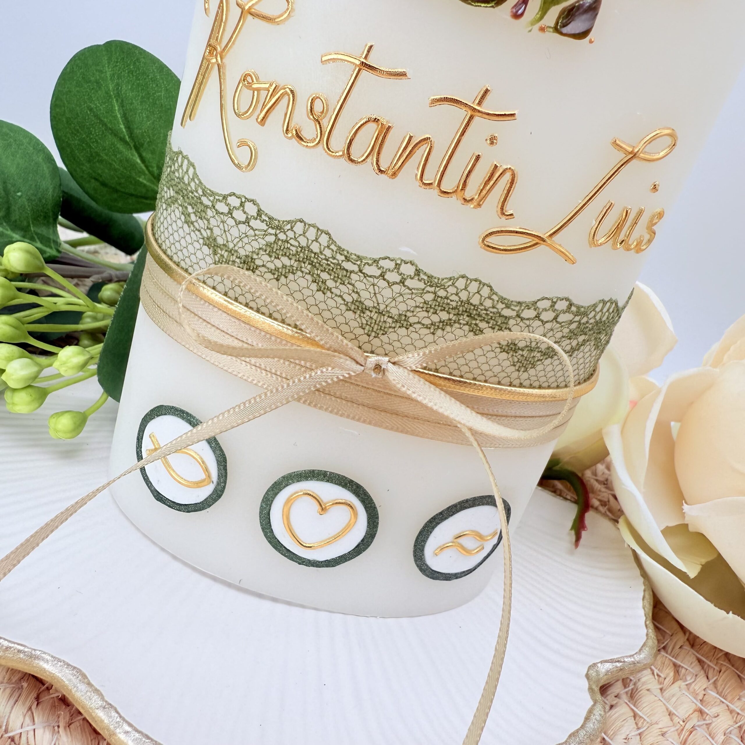 Taufkerze "Blätterkreuz" olive & natur – Bild 4