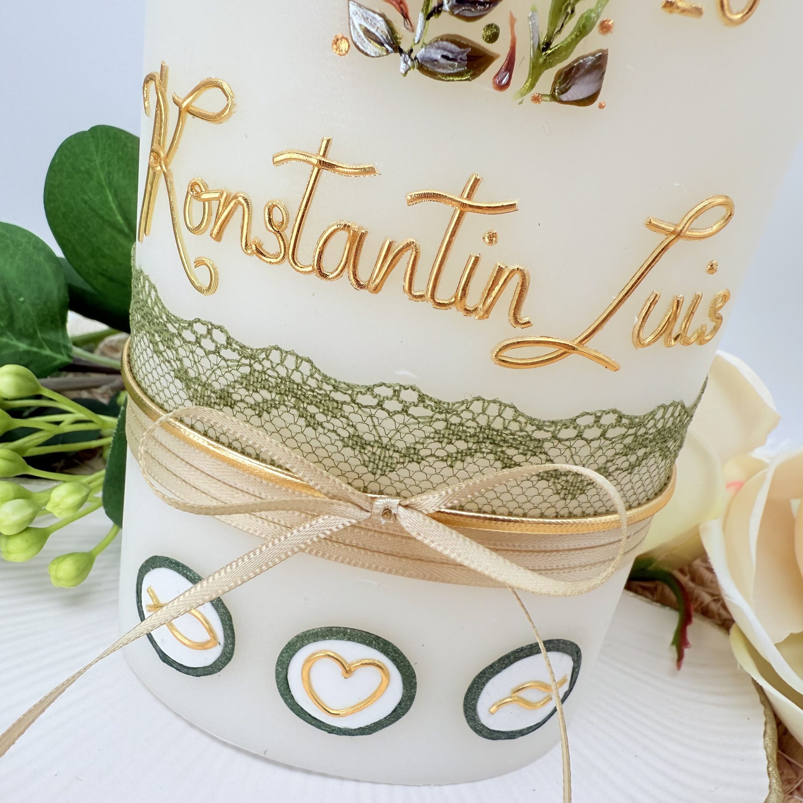 Taufkerze "Blätterkreuz" olive & natur – Bild 2