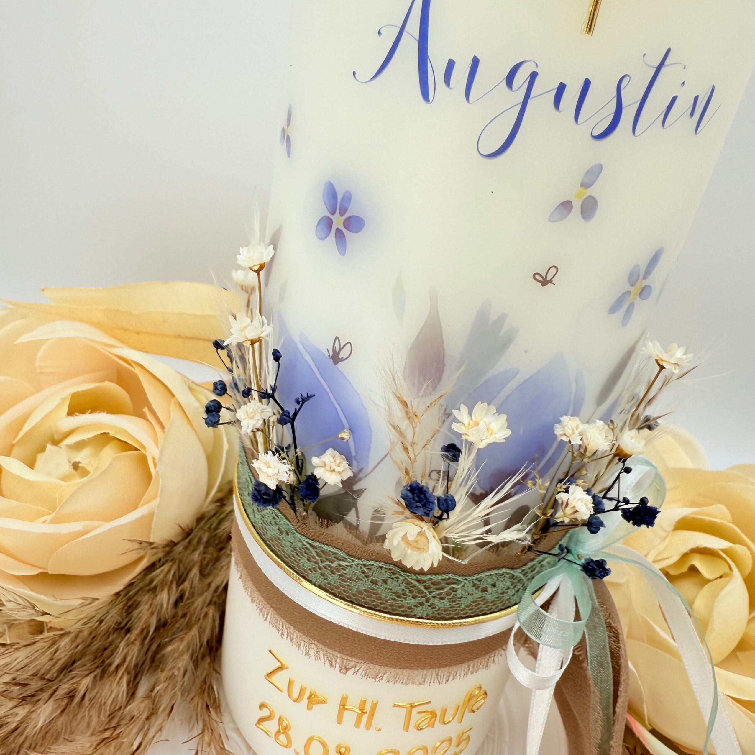 Taufkerze "Magnolie blau" mit Trockenblumen – Bild 2