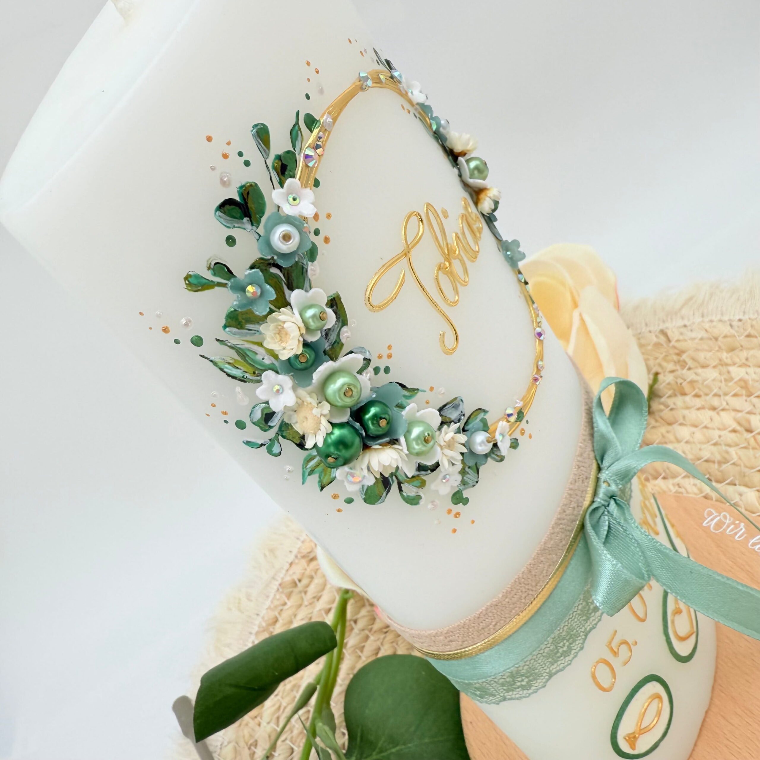 Taufkerze "Flowerloop" salbei & weiß – Bild 5