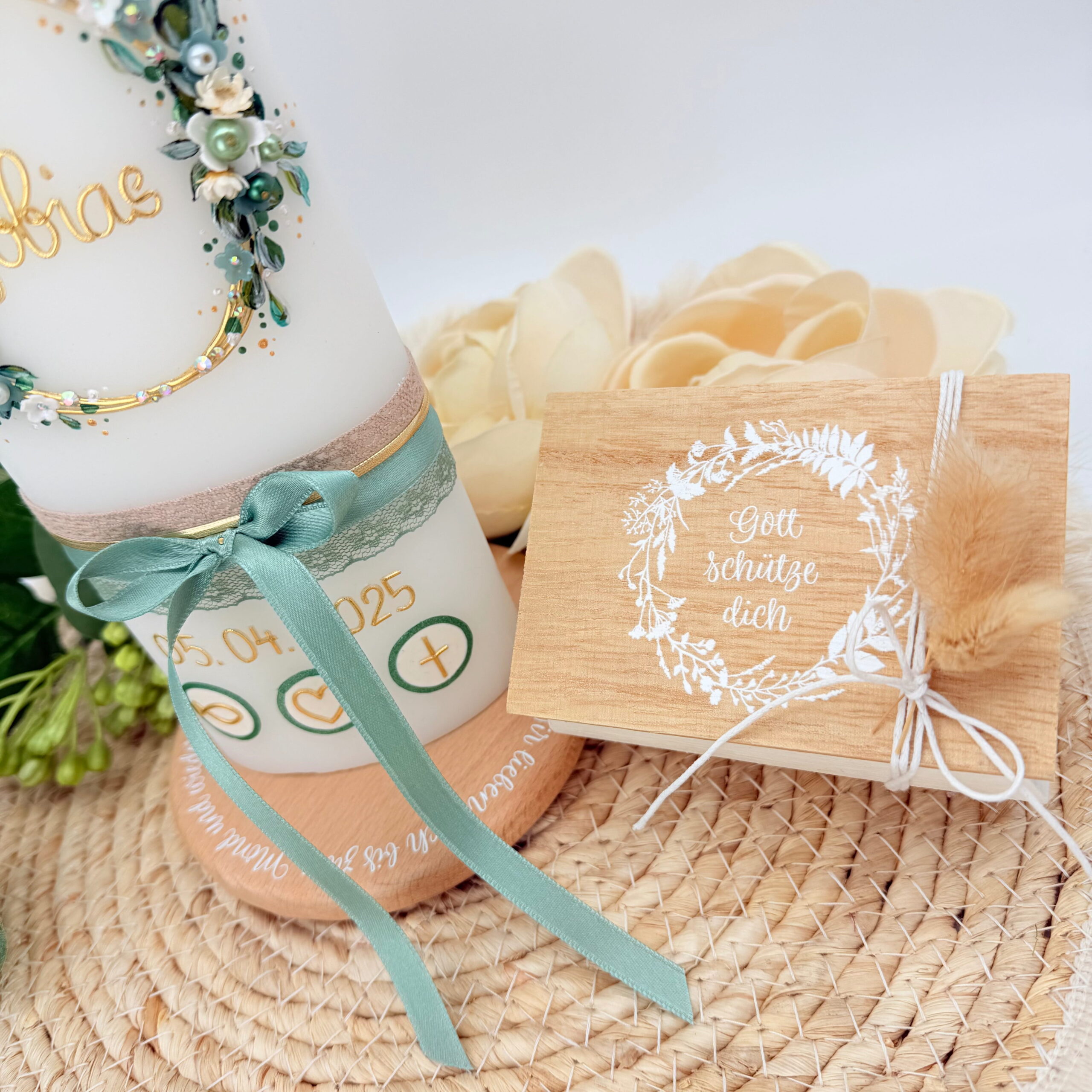 Taufkerze "Flowerloop" salbei & weiß – Bild 3