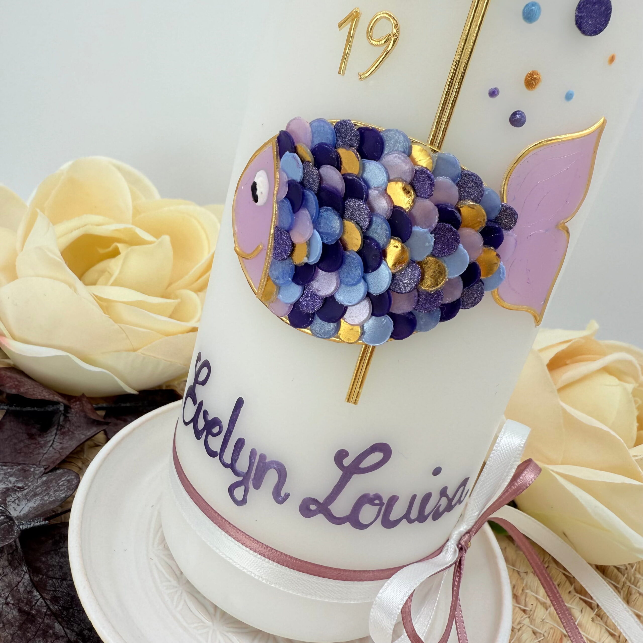 Taufkerze "Fisch" lila & gold – Bild 2