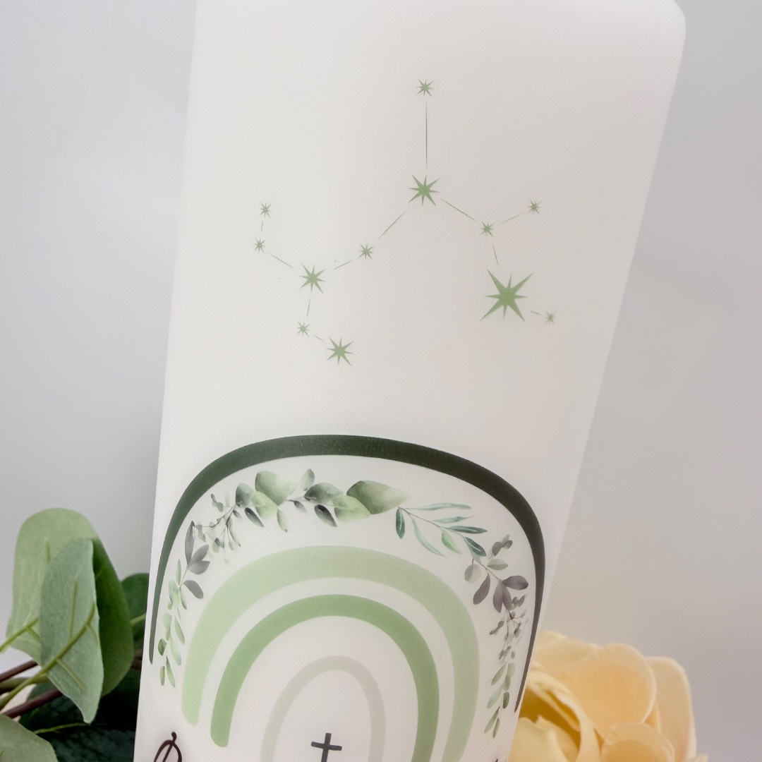 Taufkerze "Regenbogen" Eucalyptuskranz mit Sternbild – Bild 3
