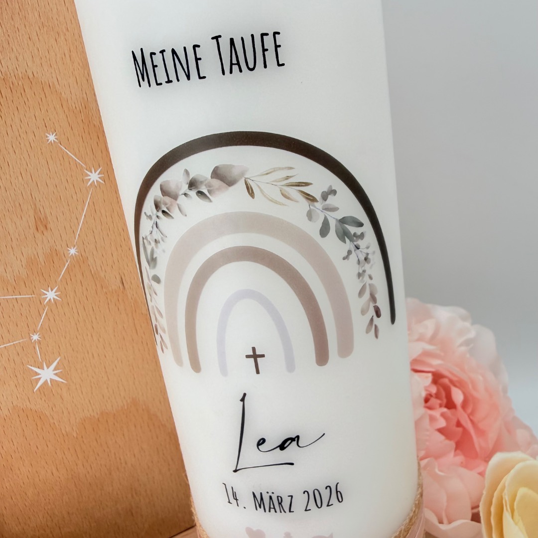 Taufkerze "Regenbogen" Eucalyptuskranz mit Bändern und Trockenblumen – Bild 7