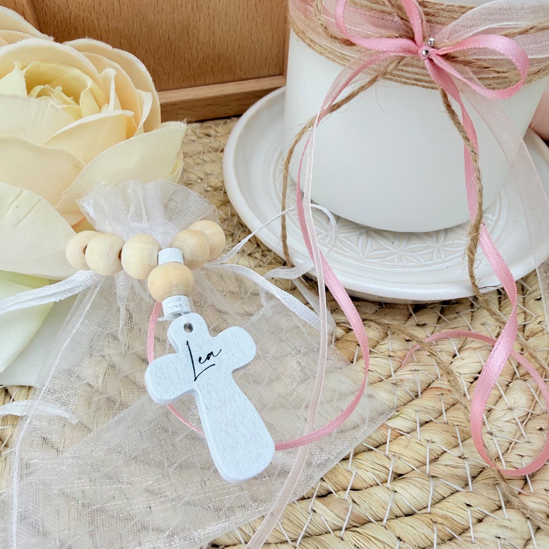 Taufkerze "Regenbogen" Eucalyptuskranz mit Bändern und Trockenblumen – Bild 8