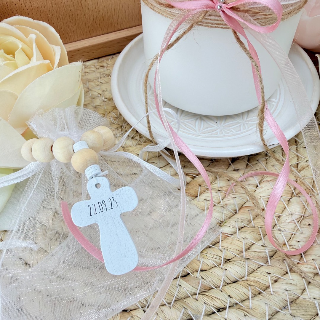 Taufkerze "Regenbogen" Eucalyptuskranz mit Bändern und Trockenblumen – Bild 13