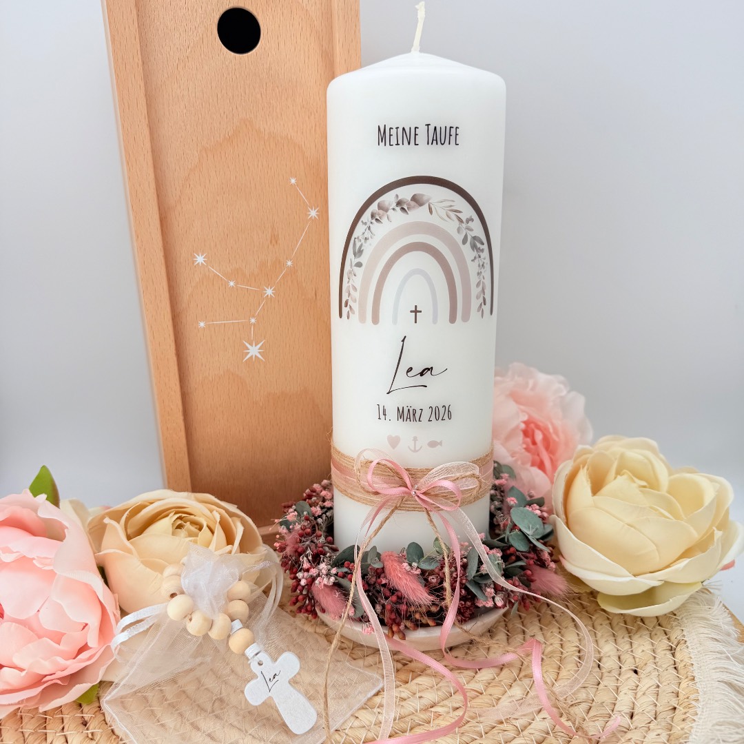 Taufkerze "Regenbogen" Eucalyptuskranz mit Bändern und Trockenblumen – Bild 6