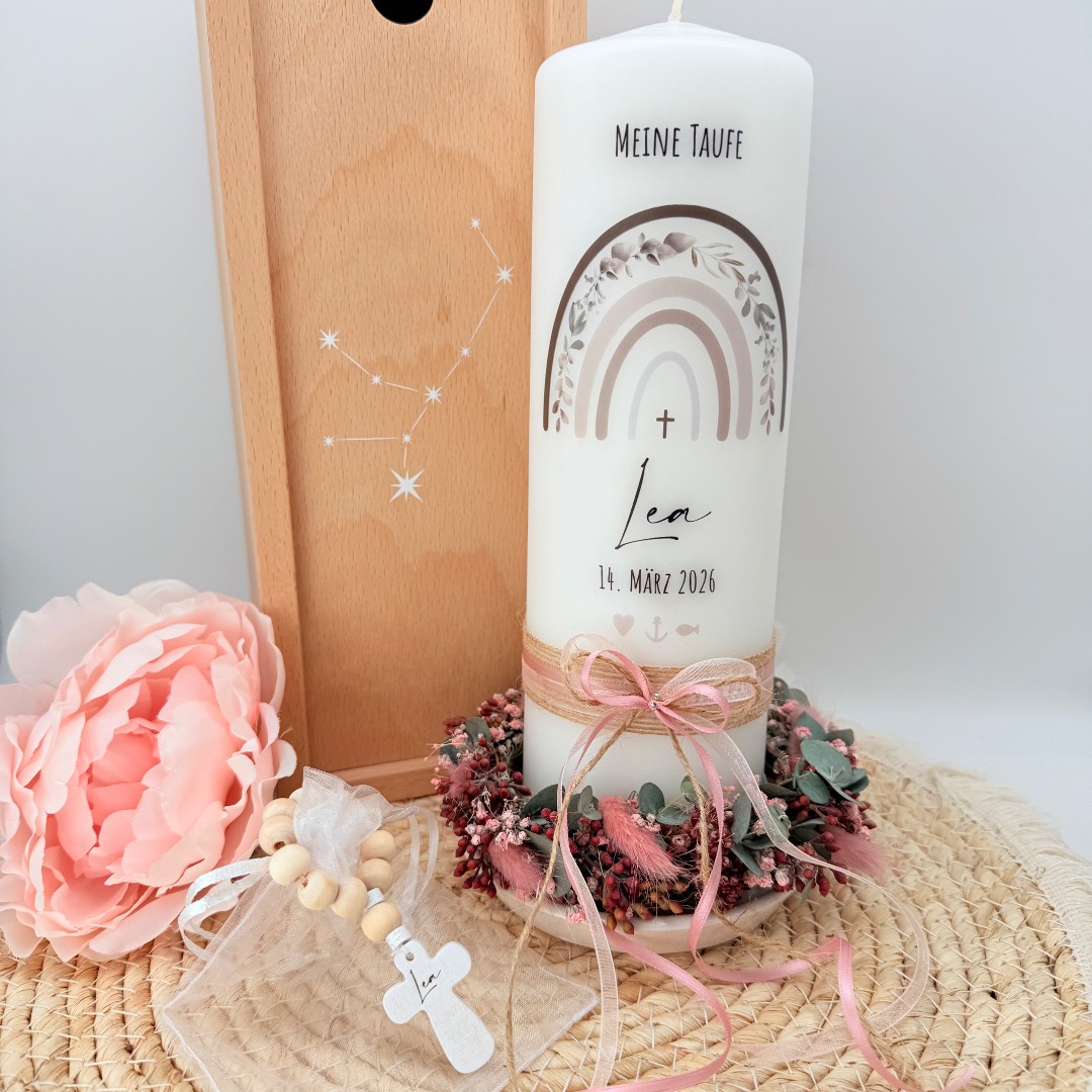 Taufkerze "Regenbogen" Eucalyptuskranz mit Bändern und Trockenblumen – Bild 5