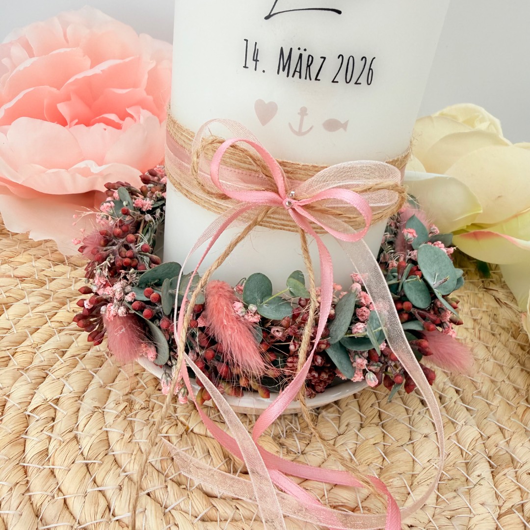 Taufkerze "Regenbogen" Eucalyptuskranz mit Bändern und Trockenblumen – Bild 4
