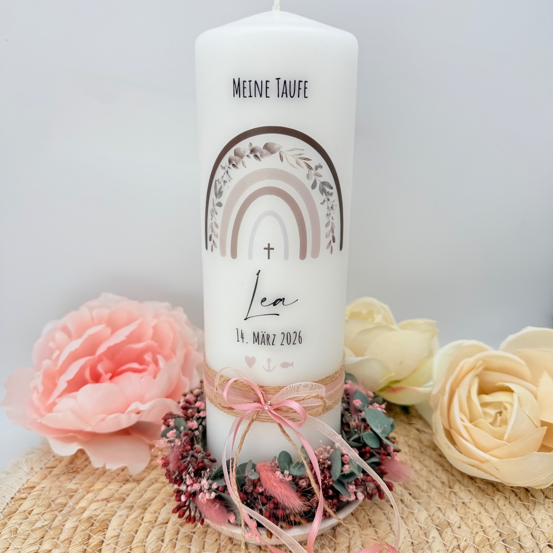 Taufkerze "Regenbogen" Eucalyptuskranz mit Bändern und Trockenblumen
