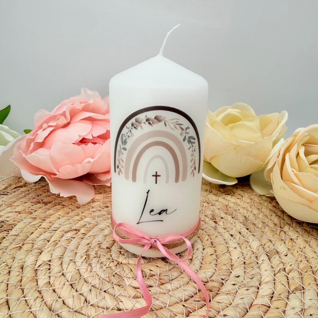 Taufkerze "Regenbogen" Eucalyptuskranz mit Bändern und Trockenblumen – Bild 9