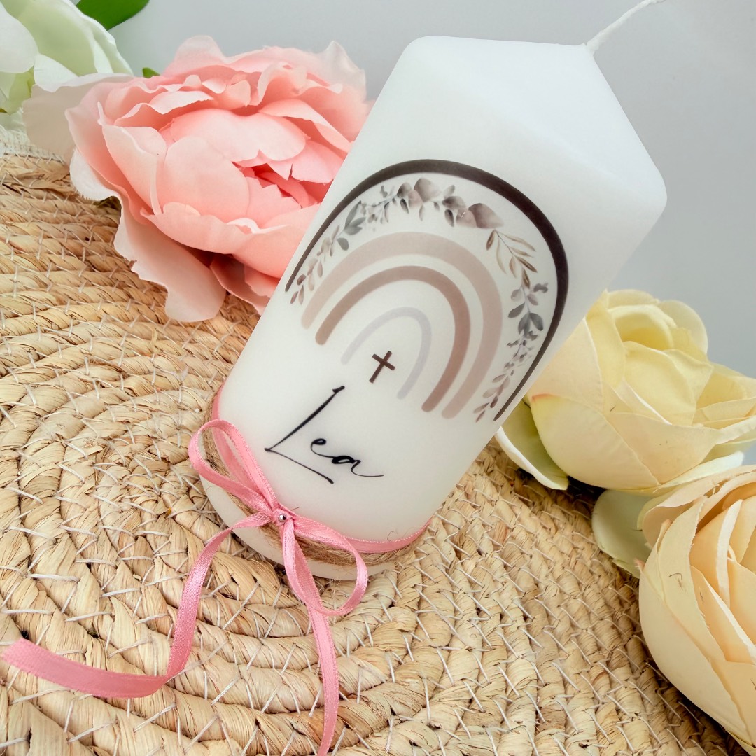 Taufkerze "Regenbogen" Eucalyptuskranz mit Bändern und Trockenblumen – Bild 10