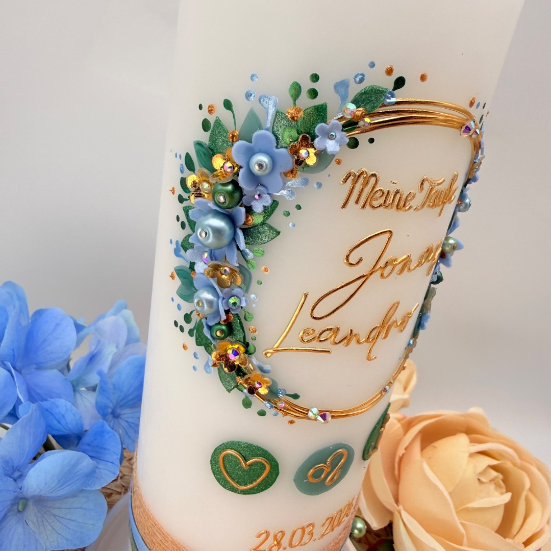 Taufkerze "Flowerloop" salbei & hellblau mit Spruch – Bild 3