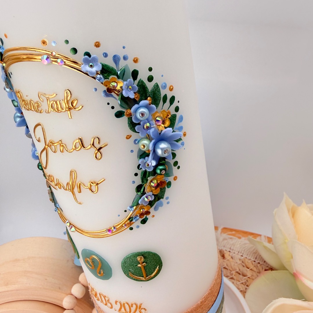 Taufkerze "Flowerloop" salbei & hellblau mit Spruch – Bild 2